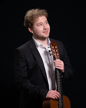 Igor Klokov mit Gitarre